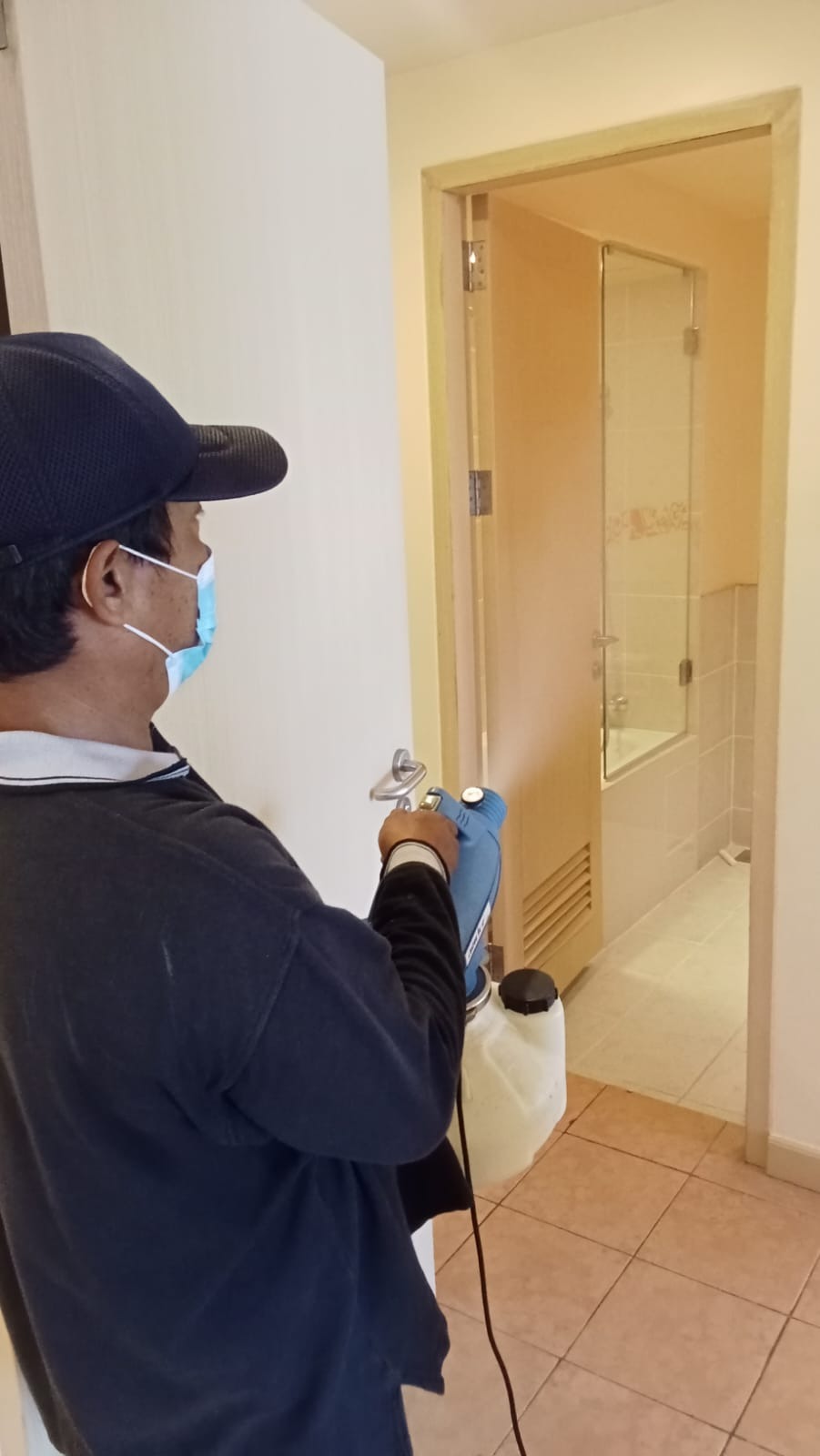Termokil professional carrying out a pest control treatment